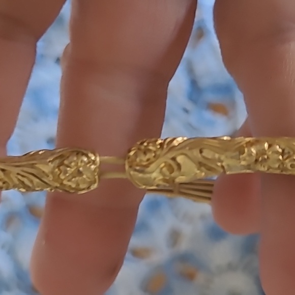 Lia Sophia Gold Filigree Stretch Bracelet - Picture 4 of 4